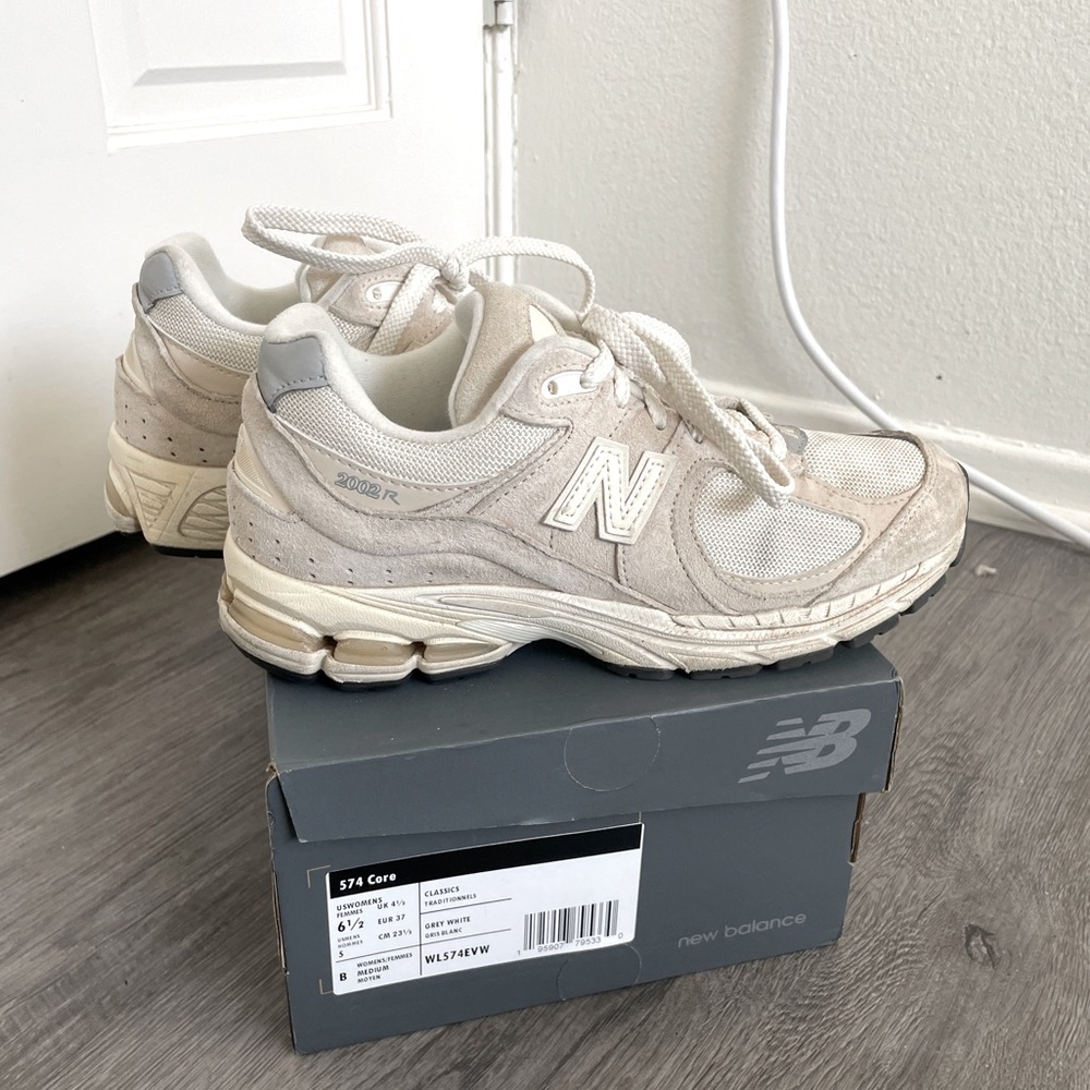 New Balance 2002R Sneakers